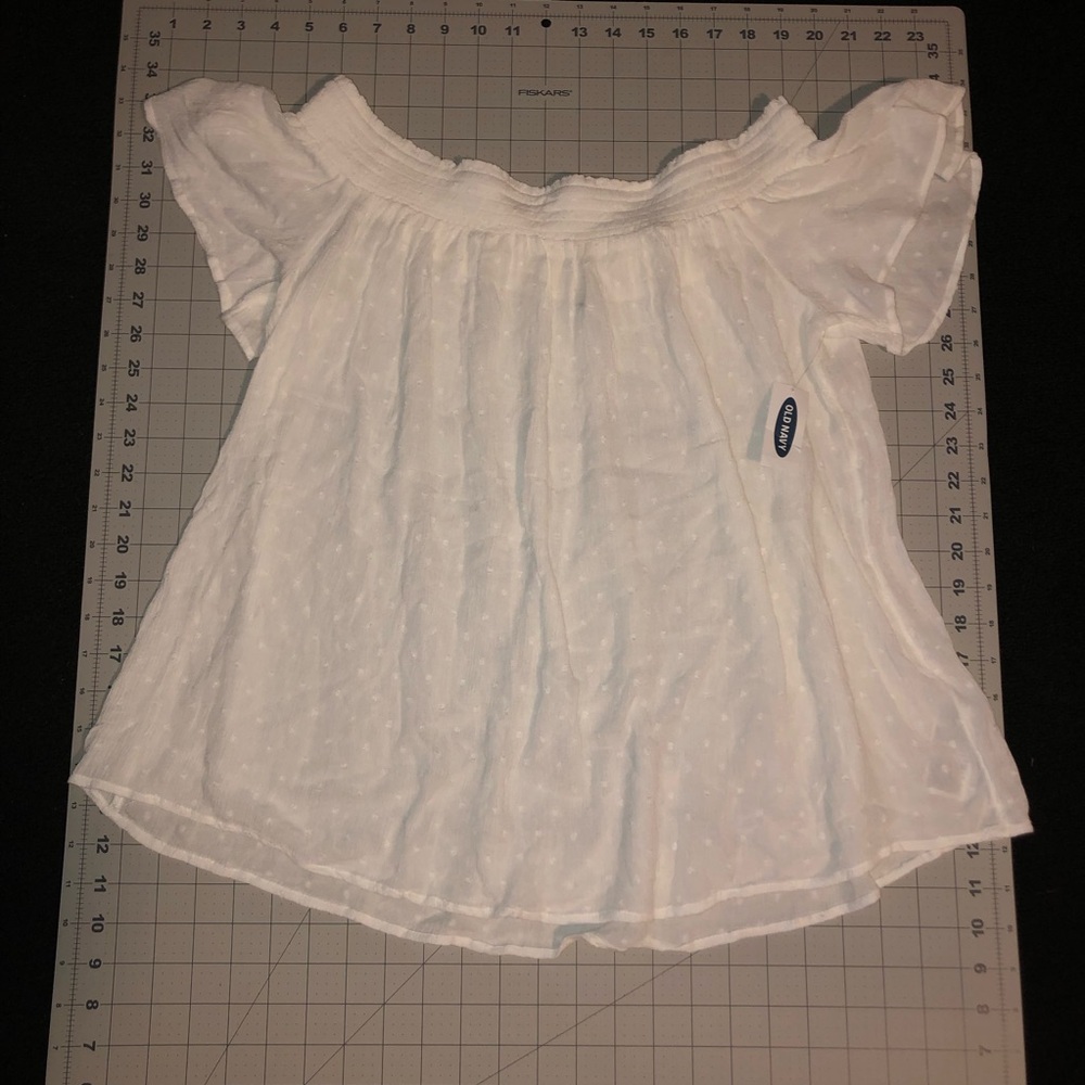 Old Navy. Off Shoulder Blouse. Size Large. White Color. NWT.